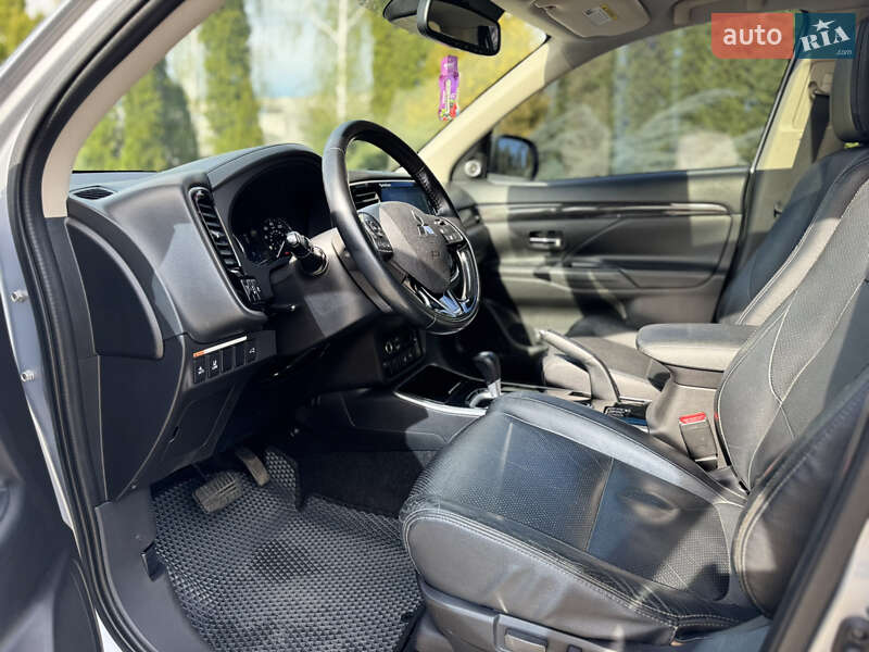 Внедорожник / Кроссовер Mitsubishi Outlander 2016 в Киеве