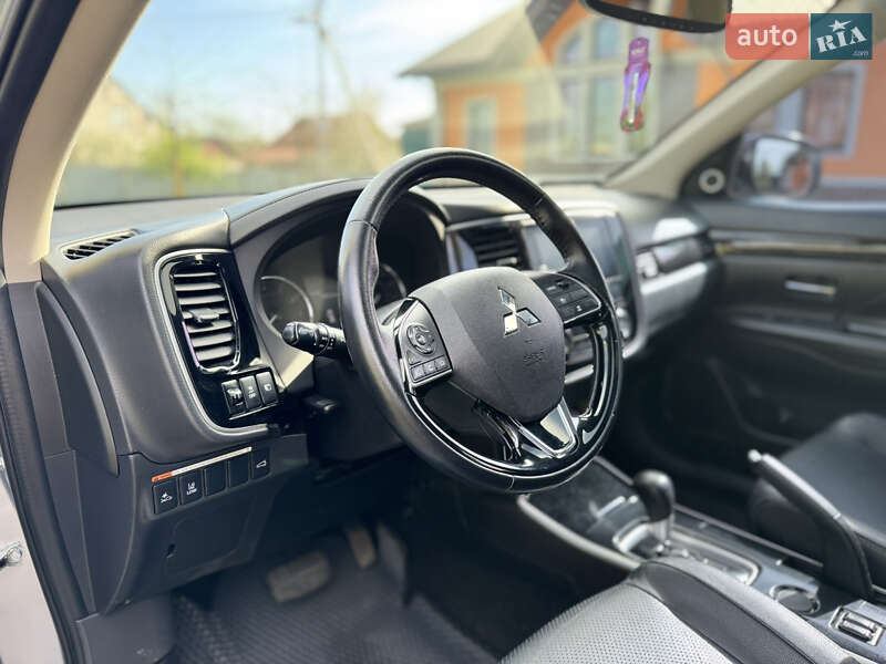 Внедорожник / Кроссовер Mitsubishi Outlander 2016 в Киеве