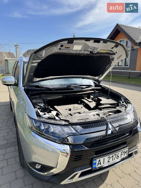 Внедорожник / Кроссовер Mitsubishi Outlander 2016 в Киеве
