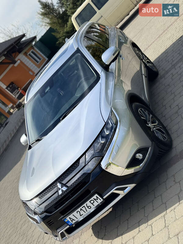 Внедорожник / Кроссовер Mitsubishi Outlander 2016 в Киеве