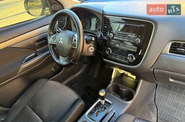 Внедорожник / Кроссовер Mitsubishi Outlander 2012 в 