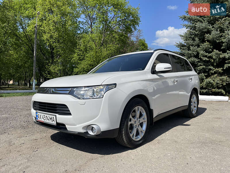 Внедорожник / Кроссовер Mitsubishi Outlander 2013 в 