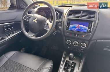 Внедорожник / Кроссовер Mitsubishi Outlander 2017 в 