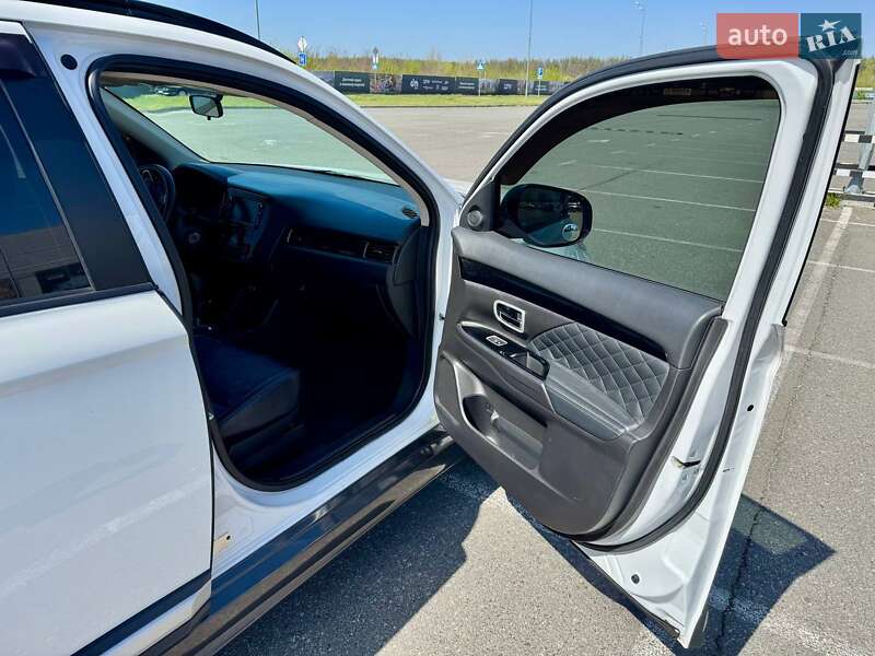 Внедорожник / Кроссовер Mitsubishi Outlander 2015 в Киеве