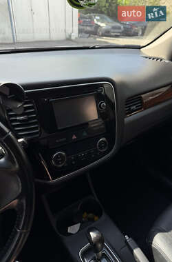 Внедорожник / Кроссовер Mitsubishi Outlander 2013 в 