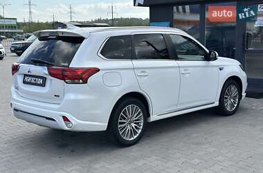 Позашляховик / Кросовер Mitsubishi Outlander 2021 в 
