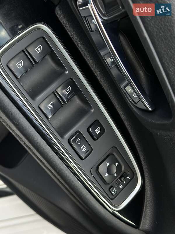 Позашляховик / Кросовер Mitsubishi Outlander 2021 в Чернівцях