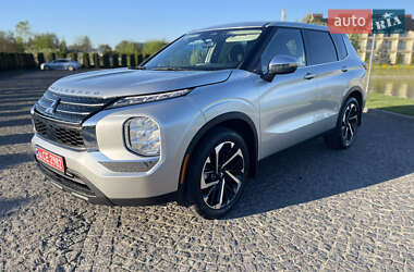 Позашляховик / Кросовер Mitsubishi Outlander 2022 в 