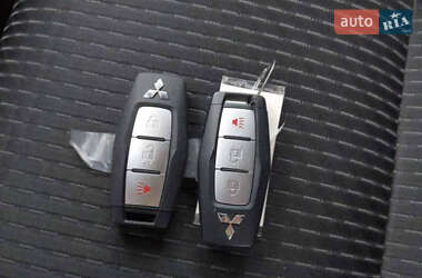 Позашляховик / Кросовер Mitsubishi Outlander 2022 в 