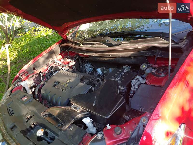 Позашляховик / Кросовер Mitsubishi Outlander 2015 в Києві