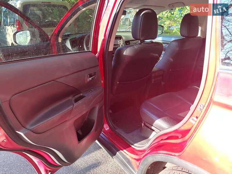Позашляховик / Кросовер Mitsubishi Outlander 2015 в Києві