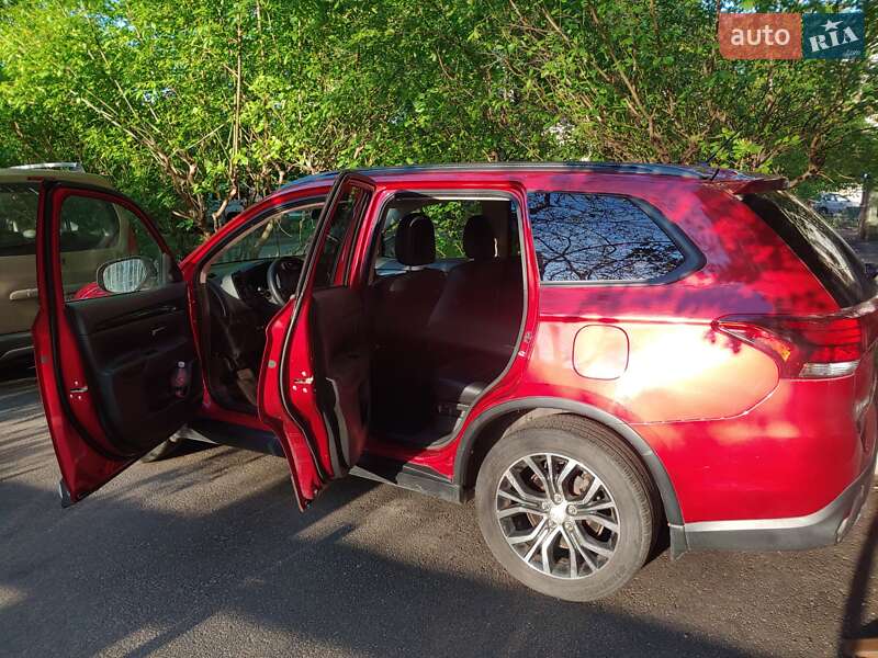 Позашляховик / Кросовер Mitsubishi Outlander 2015 в Києві