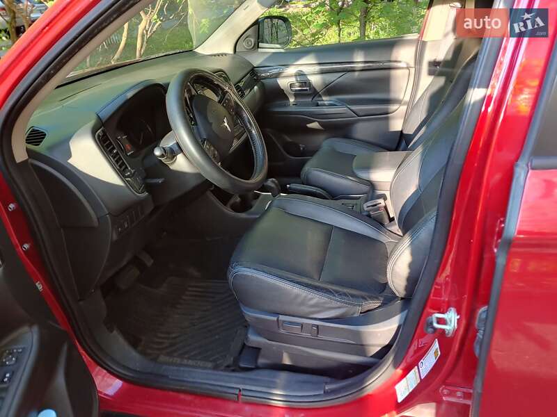 Позашляховик / Кросовер Mitsubishi Outlander 2015 в Києві