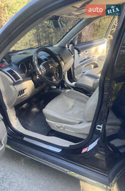 Внедорожник / Кроссовер Mitsubishi Outlander 2011 в 