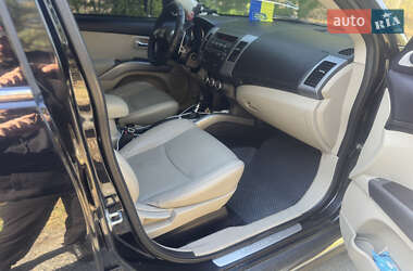 Внедорожник / Кроссовер Mitsubishi Outlander 2011 в 