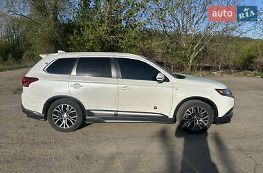 Позашляховик / Кросовер Mitsubishi Outlander 2017 в 