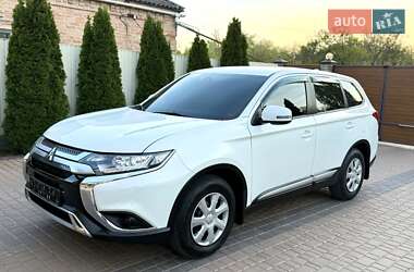 Позашляховик / Кросовер Mitsubishi Outlander 2021 в 
