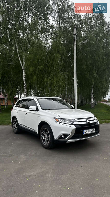 Внедорожник / Кроссовер Mitsubishi Outlander 2017 в 