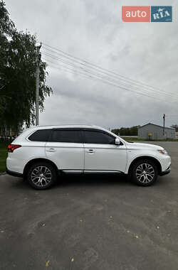 Внедорожник / Кроссовер Mitsubishi Outlander 2017 в 