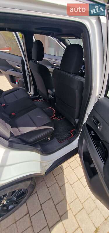 Внедорожник / Кроссовер Mitsubishi Outlander 2018 в Черновцах