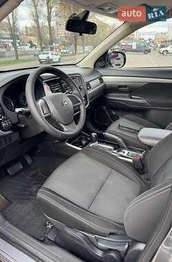 Позашляховик / Кросовер Mitsubishi Outlander 2017 в 