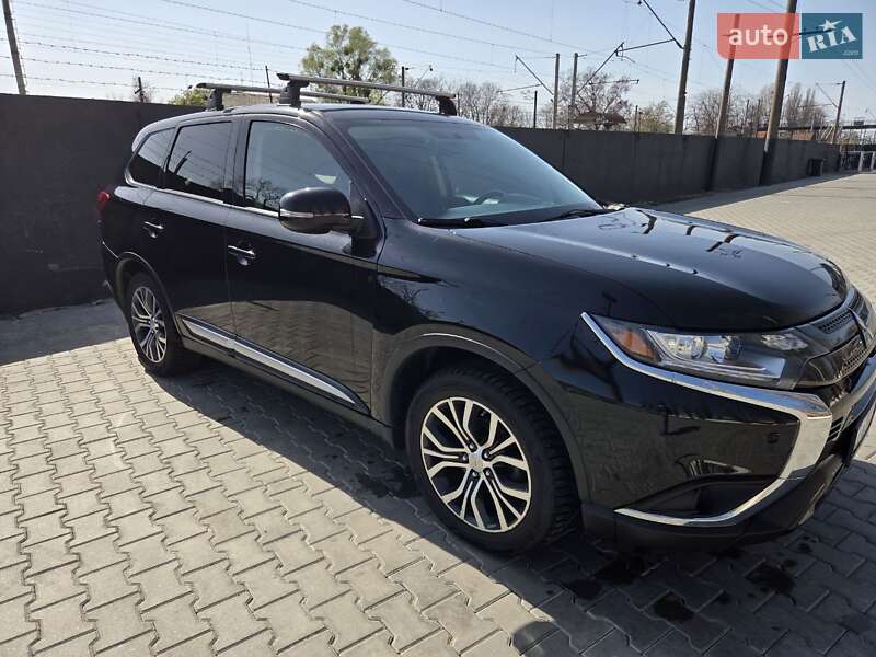 Внедорожник / Кроссовер Mitsubishi Outlander 2017 в 