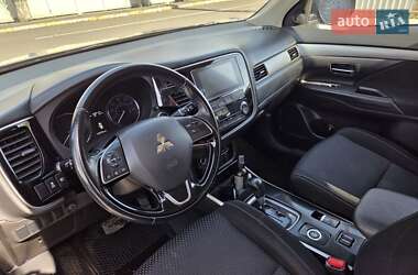 Внедорожник / Кроссовер Mitsubishi Outlander 2017 в 