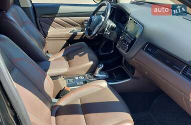 Внедорожник / Кроссовер Mitsubishi Outlander 2017 в 