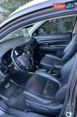 Внедорожник / Кроссовер Mitsubishi Outlander 2017 в 
