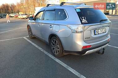 Внедорожник / Кроссовер Mitsubishi Outlander 2014 в 