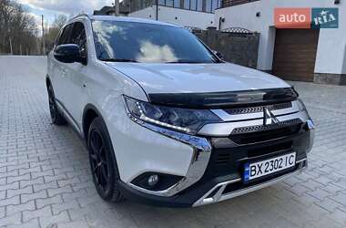 Позашляховик / Кросовер Mitsubishi Outlander 2015 в 
