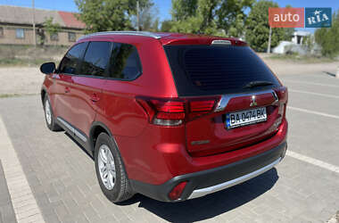 Позашляховик / Кросовер Mitsubishi Outlander 2016 в 