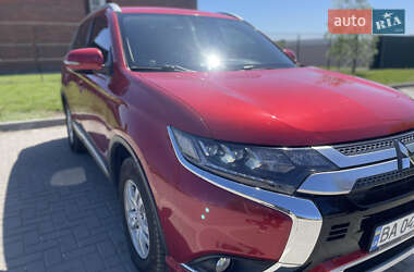 Позашляховик / Кросовер Mitsubishi Outlander 2016 в 