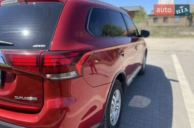 Позашляховик / Кросовер Mitsubishi Outlander 2016 в 