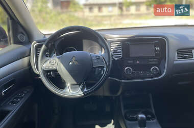 Позашляховик / Кросовер Mitsubishi Outlander 2016 в 