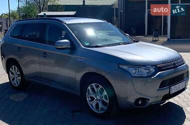 Внедорожник / Кроссовер Mitsubishi Outlander 2014 в 