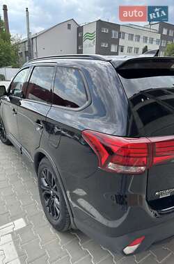 Позашляховик / Кросовер Mitsubishi Outlander 2018 в 