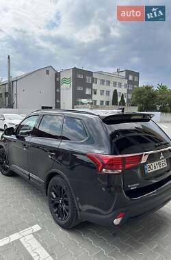 Позашляховик / Кросовер Mitsubishi Outlander 2018 в 