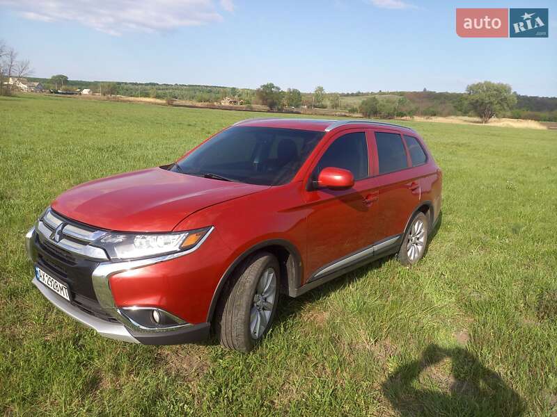 Внедорожник / Кроссовер Mitsubishi Outlander 2017 в 
