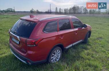 Внедорожник / Кроссовер Mitsubishi Outlander 2017 в 