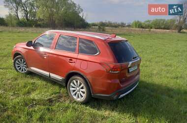Внедорожник / Кроссовер Mitsubishi Outlander 2017 в 