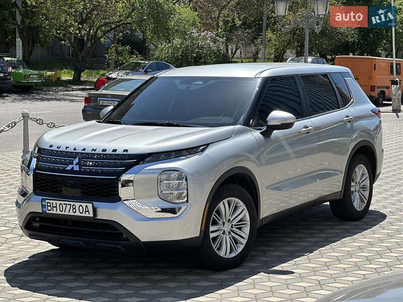 Позашляховик / Кросовер Mitsubishi Outlander 2021 в 