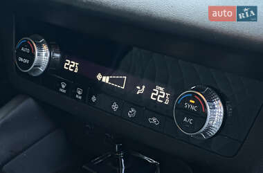 Позашляховик / Кросовер Mitsubishi Outlander 2021 в 