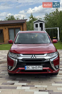 Позашляховик / Кросовер Mitsubishi Outlander 2017 в 