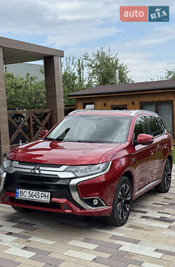 Позашляховик / Кросовер Mitsubishi Outlander 2017 в Львові
