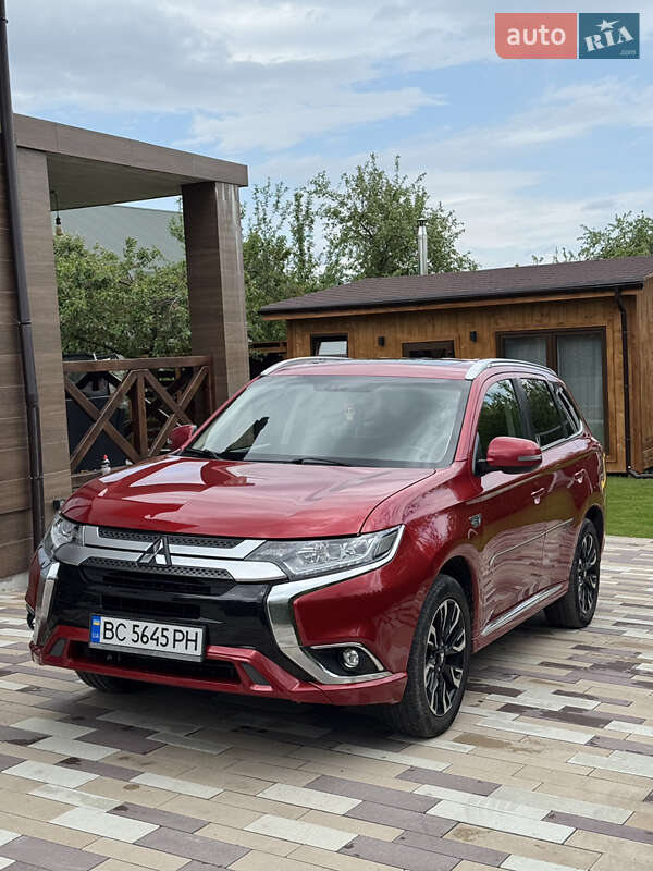 Позашляховик / Кросовер Mitsubishi Outlander 2017 в 