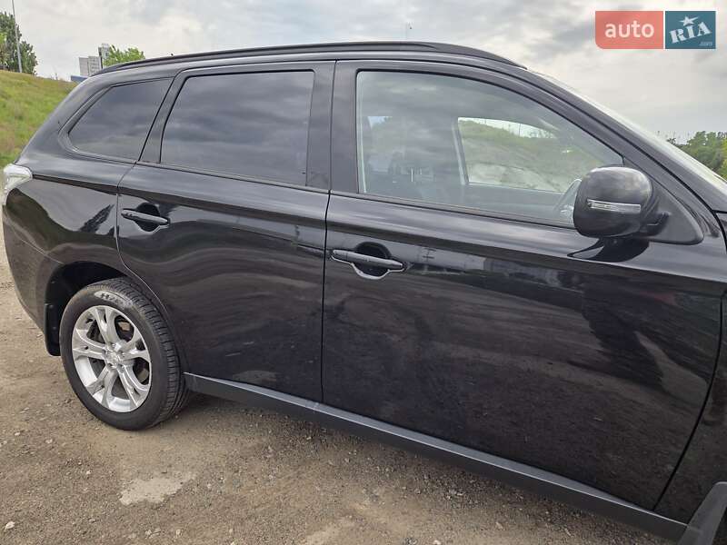 Внедорожник / Кроссовер Mitsubishi Outlander 2013 в Киеве