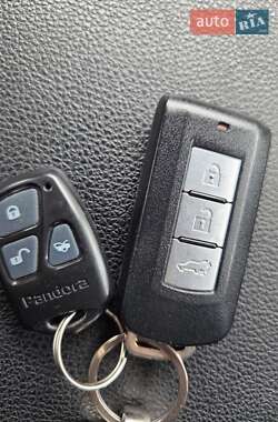 Внедорожник / Кроссовер Mitsubishi Outlander 2013 в 