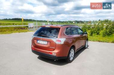 Позашляховик / Кросовер Mitsubishi Outlander 2013 в 
