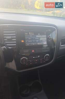 Внедорожник / Кроссовер Mitsubishi Outlander 2015 в 